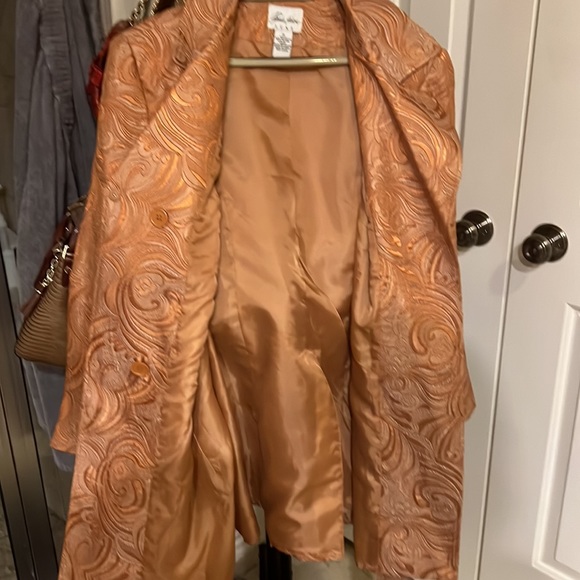 Brocade short trenchcoat. Salmon/peach and white pattern. See photos. - Picture 4 of 5